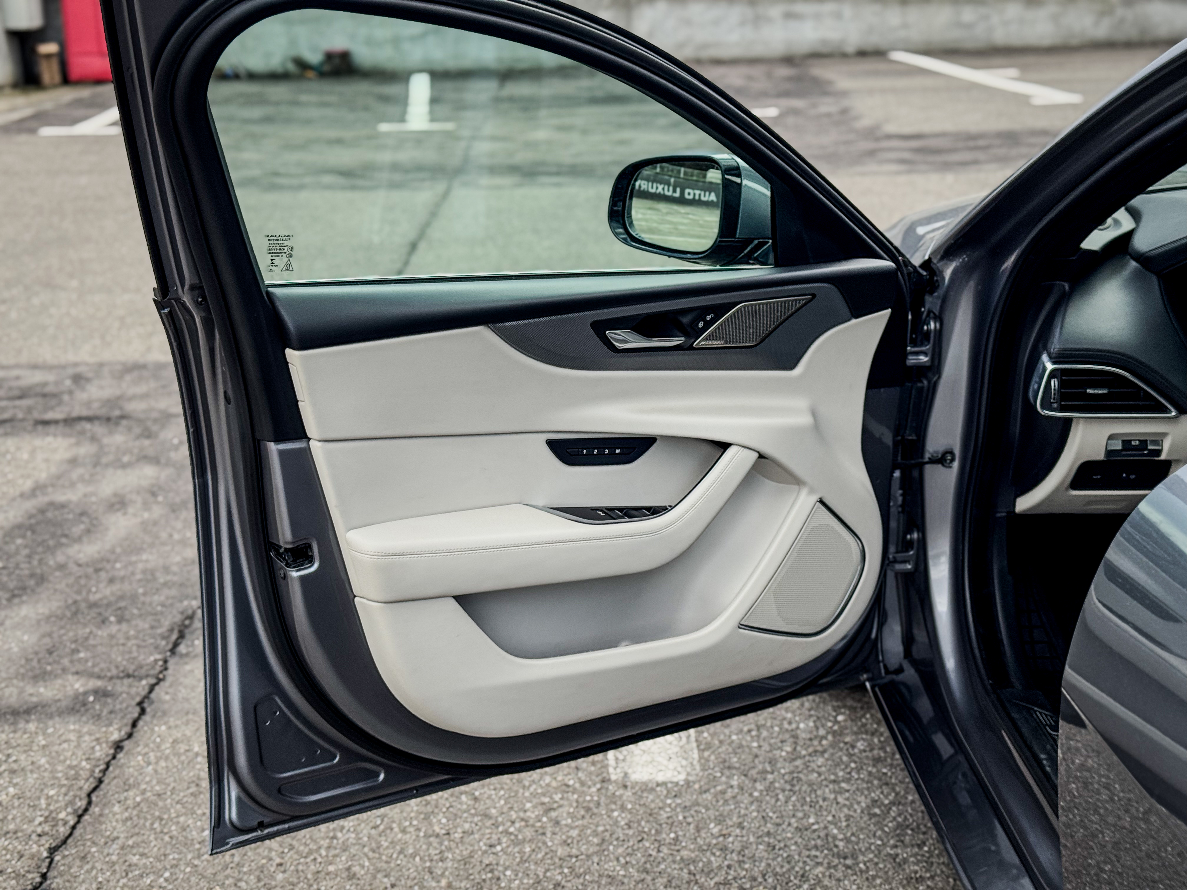 P300 AWD HSE