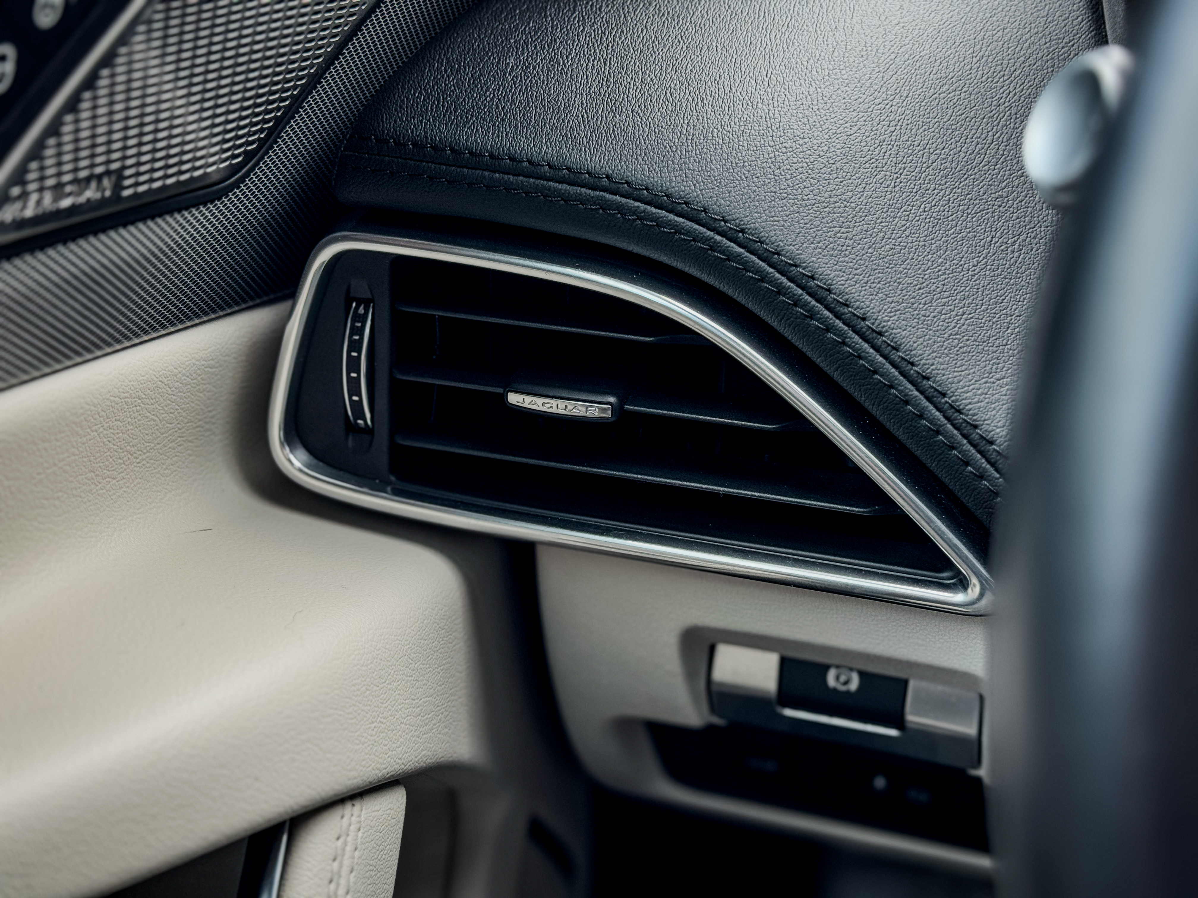 P300 AWD HSE