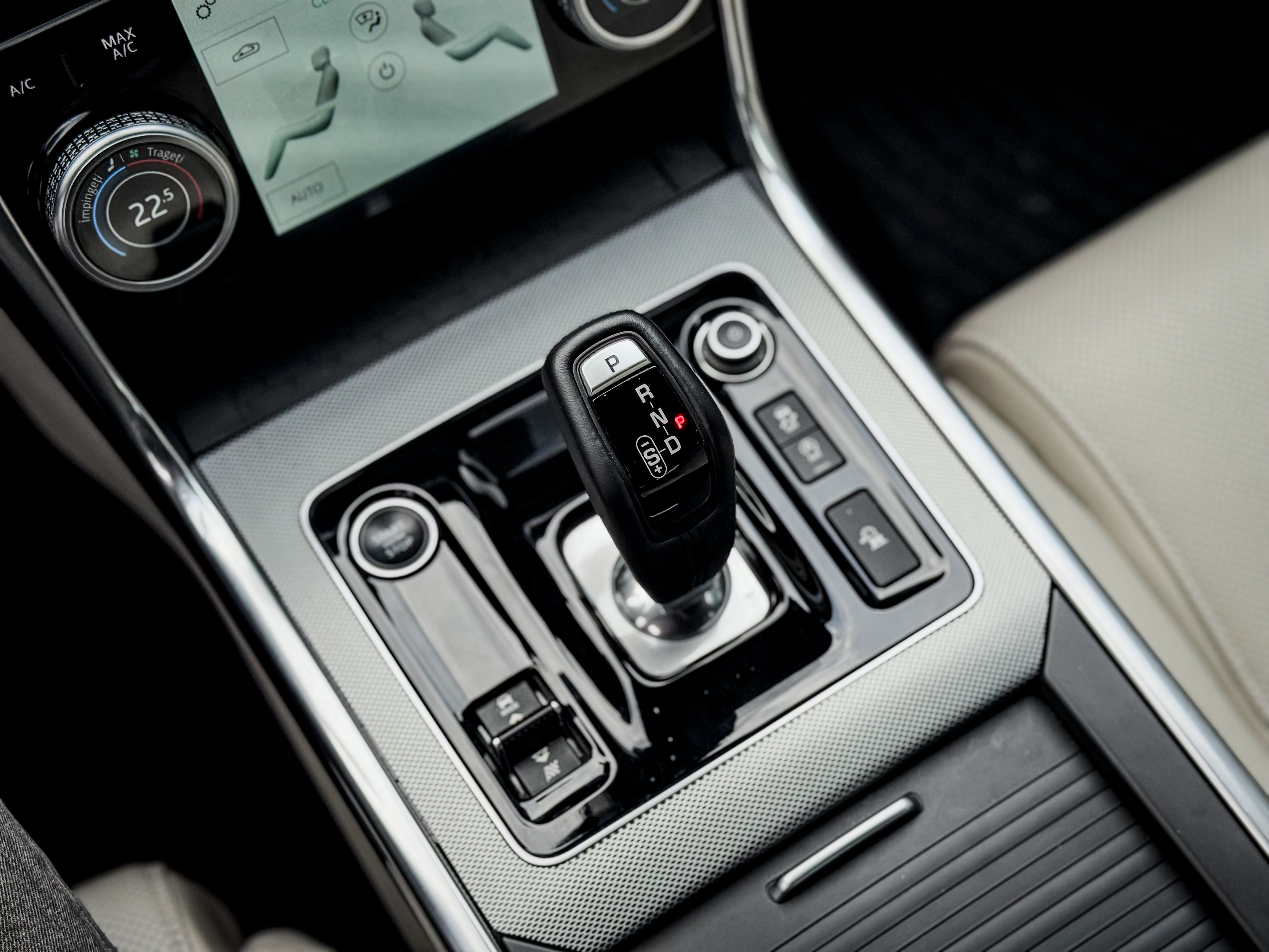P300 AWD HSE