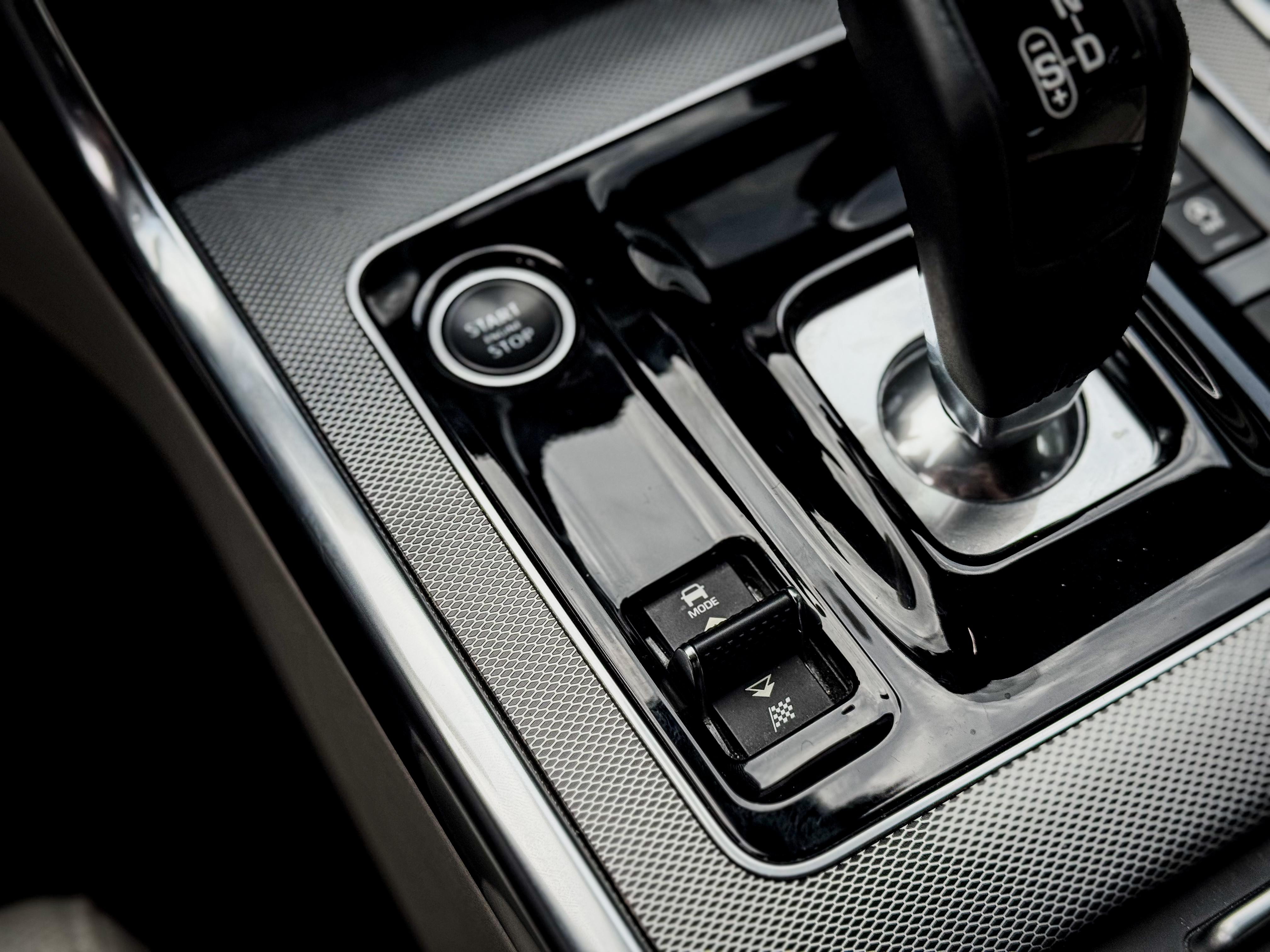 P300 AWD HSE