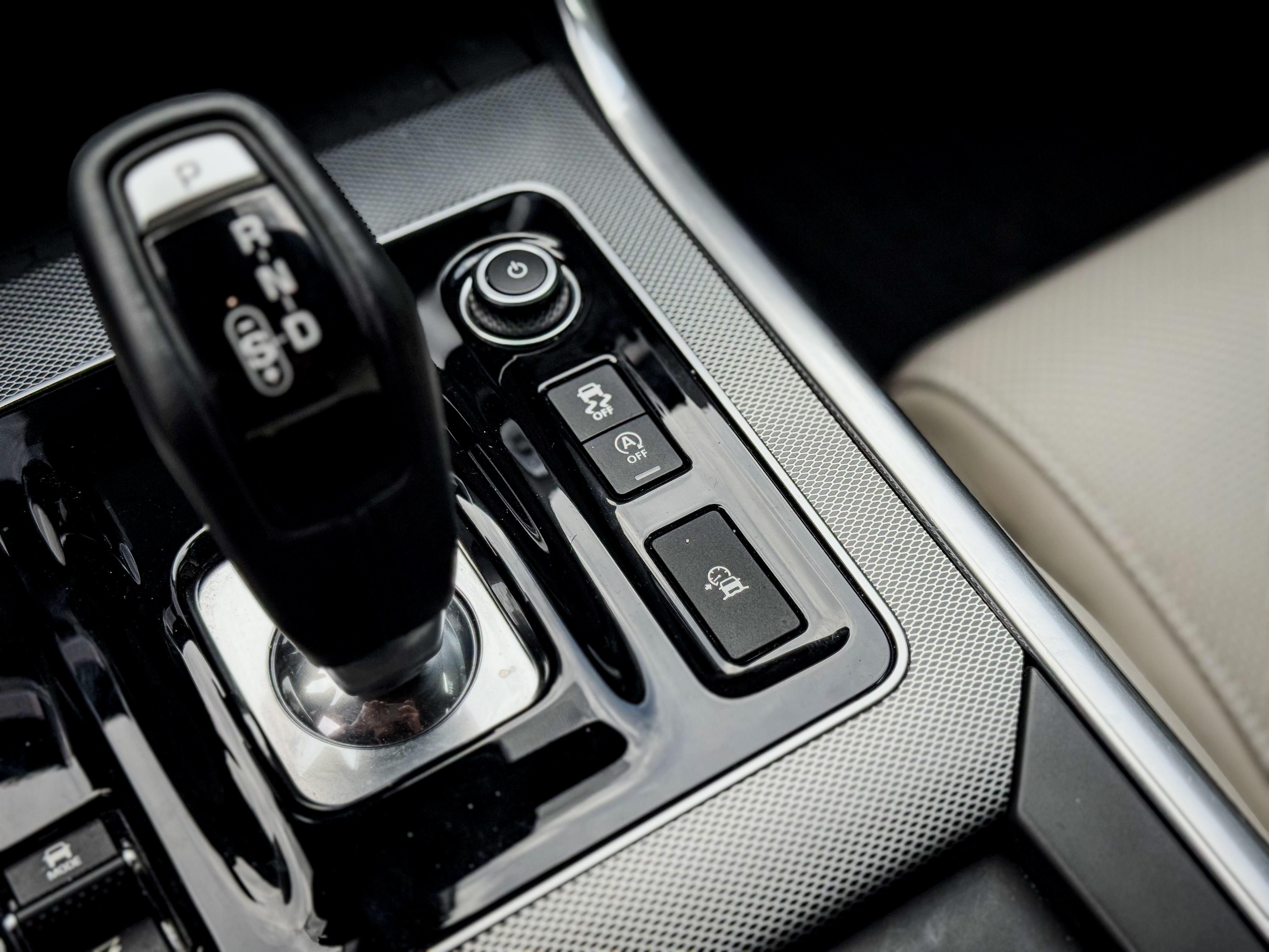 P300 AWD HSE
